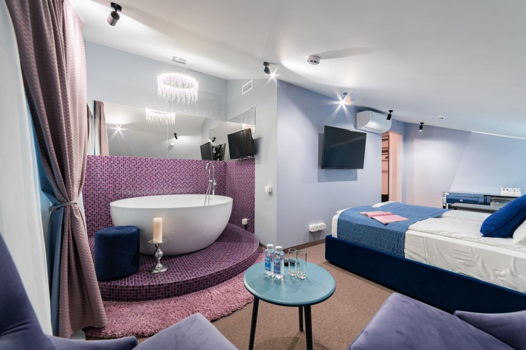 BAZILEVS · Suite with a round bathtub. Photo source: 101Hotels
