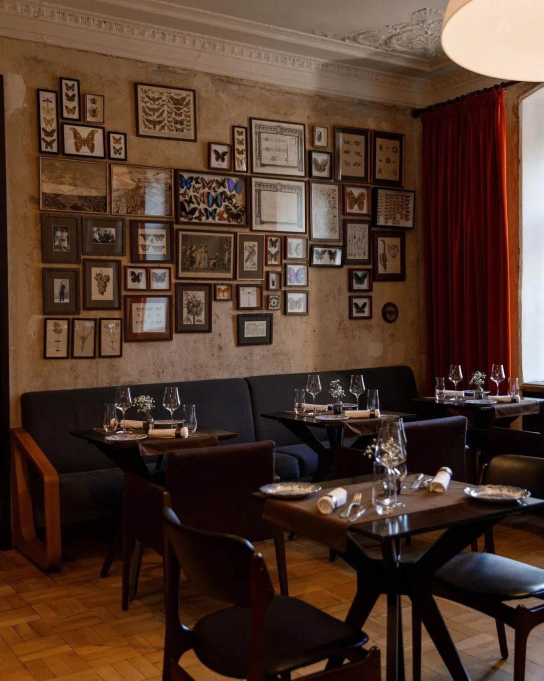 EM: dining room in a historic Petersburg apartment. Photo: Restoclub