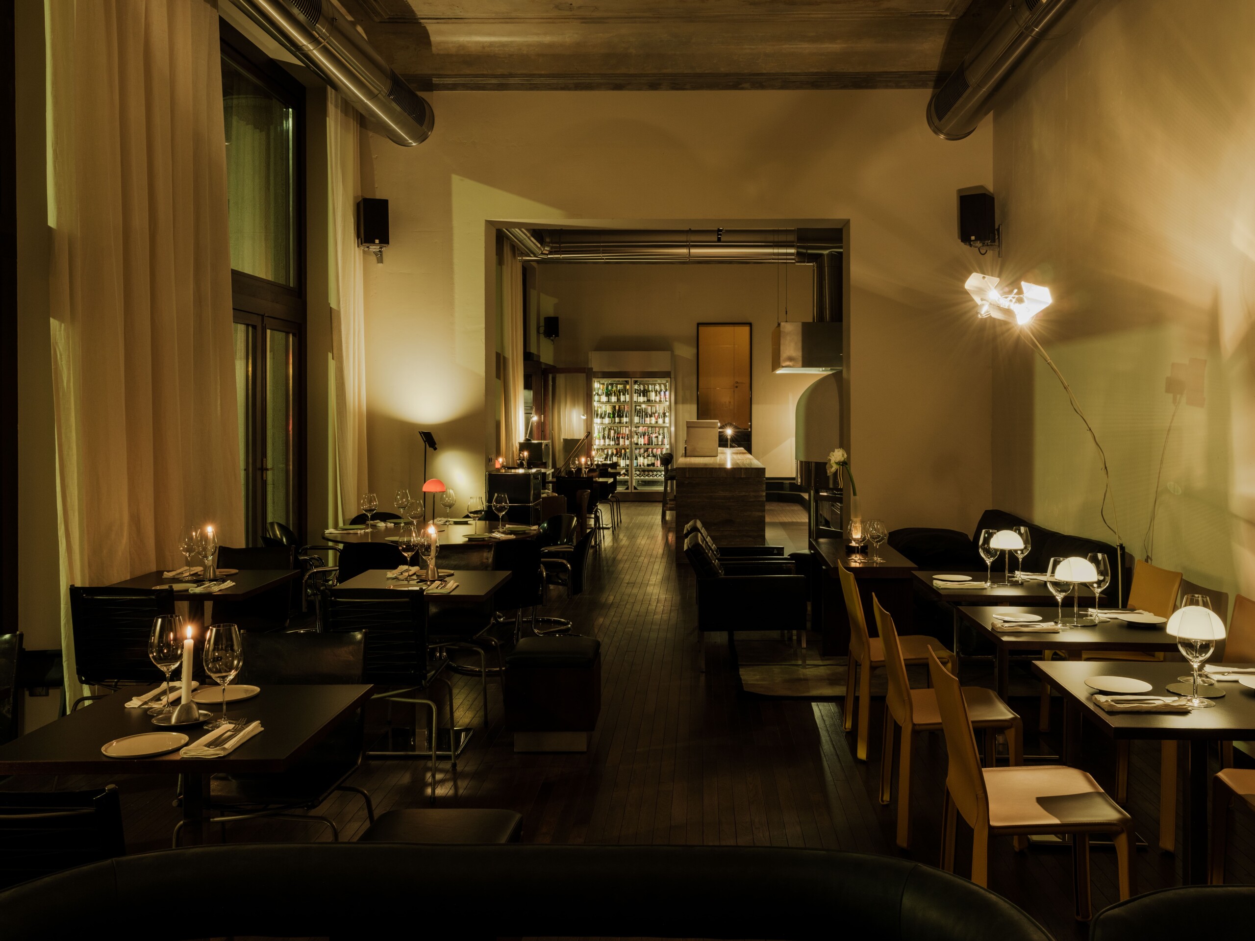Closer: evening light and tables by the tall windows. Photo: Sobaka.ru