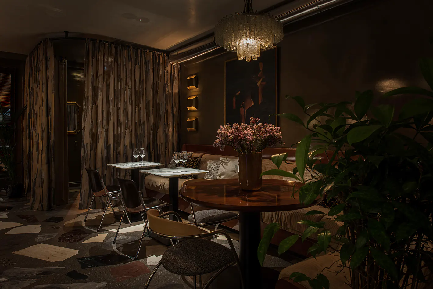 Giallo: vintage furniture and focused lighting. Photo: aledo / PAUM family project